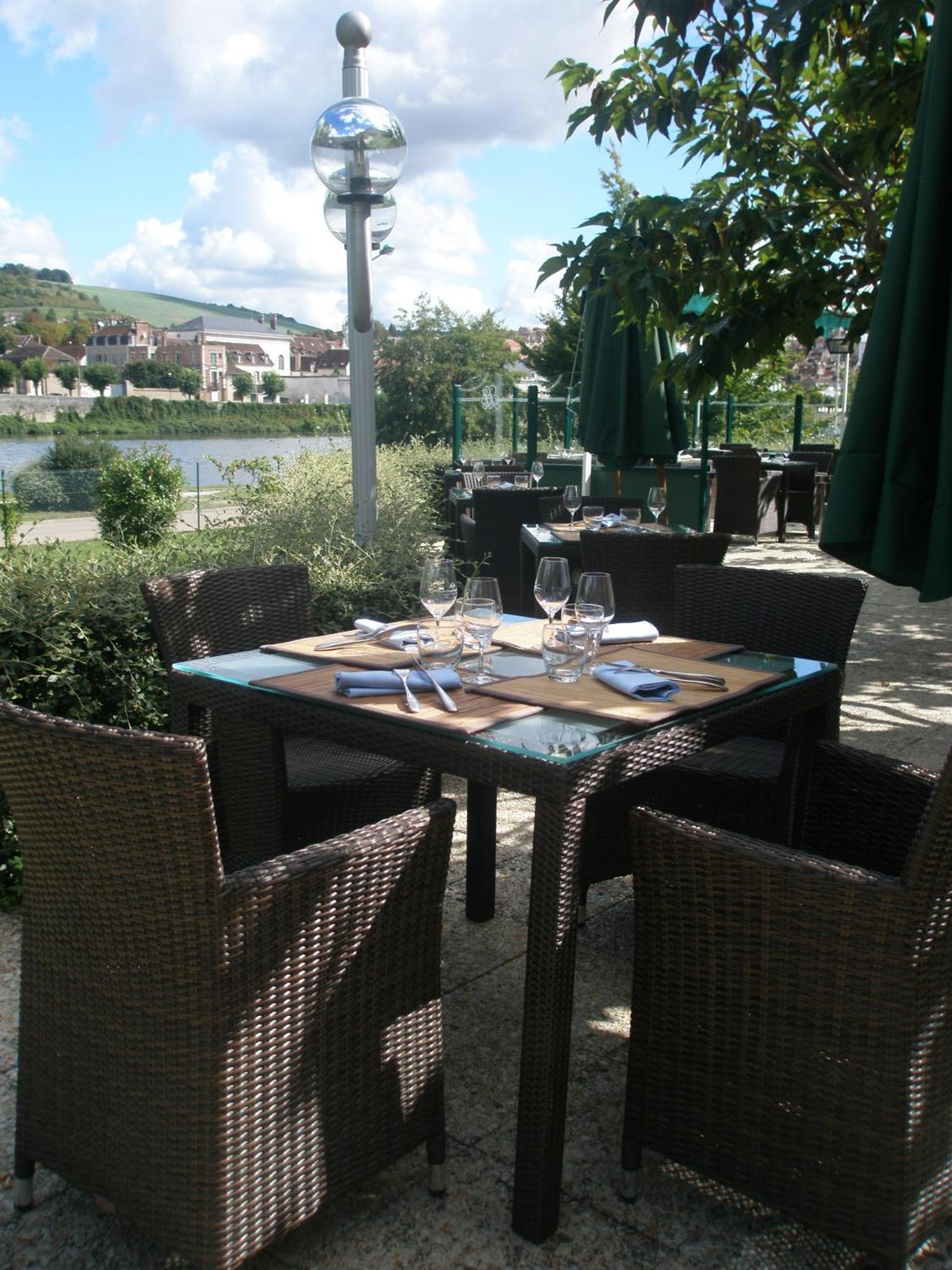 Hotel Restaurant Le Rive Gauche Joigny Zewnętrze zdjęcie